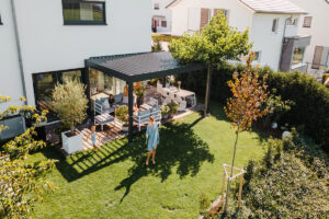 Read more about the article Pergola in Anthracite – the Popular Trend in the Garden